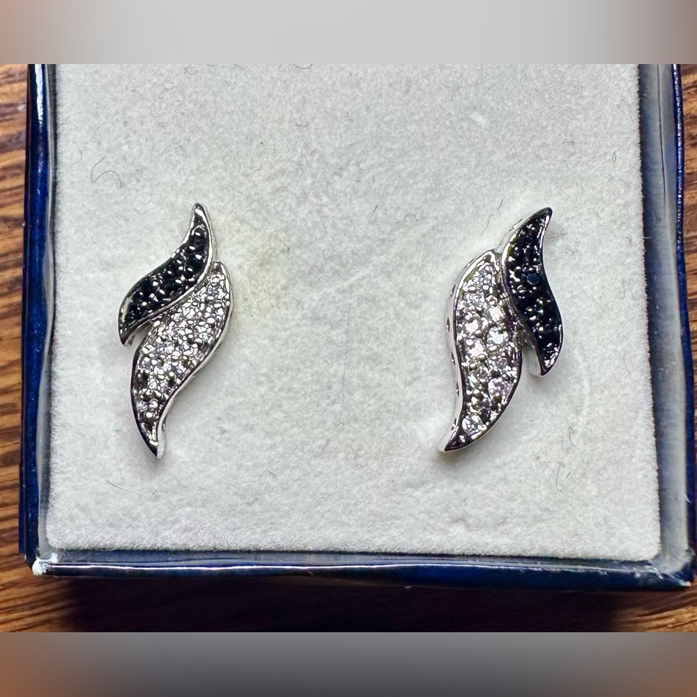 Elegant Black and White Pavé Wave Silver Stud Earrings